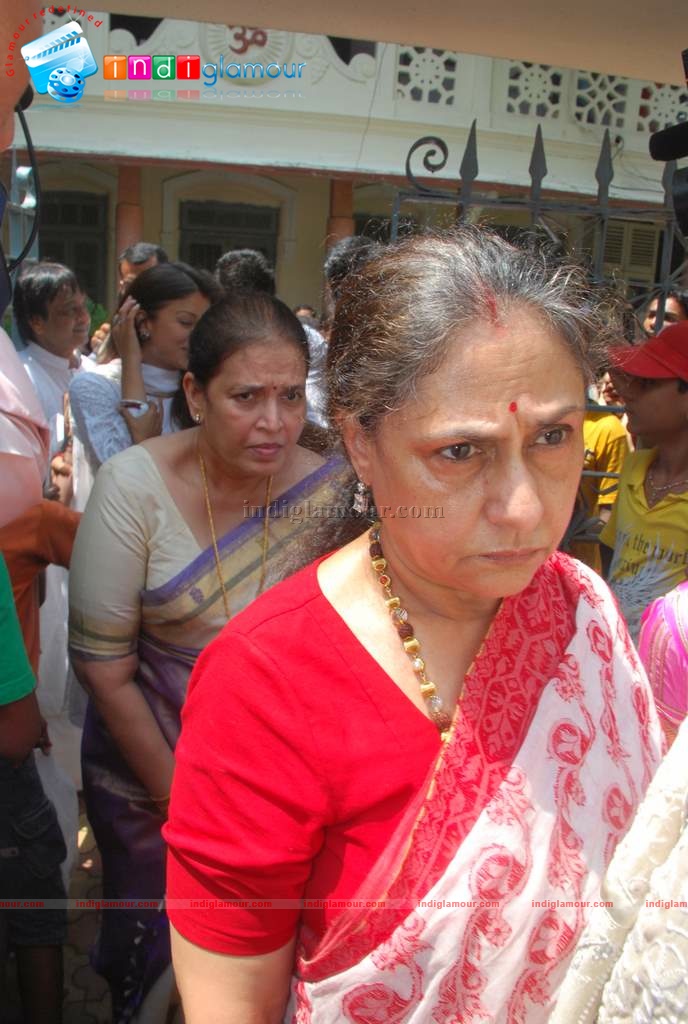 Aishwarya-Abhishek at Durga Pooja Event hd photo